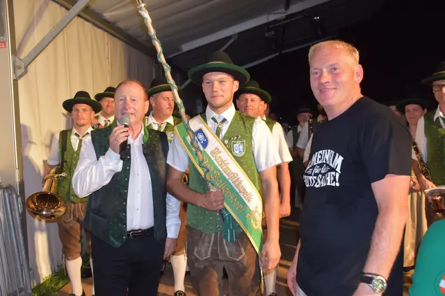 Moderator Harry Prünster und Geburtstagskind Fritz Kristoferitsch mit dem Musikverein Bad Waltersdorf. | Foto: MeinBezirk/Michael Strini