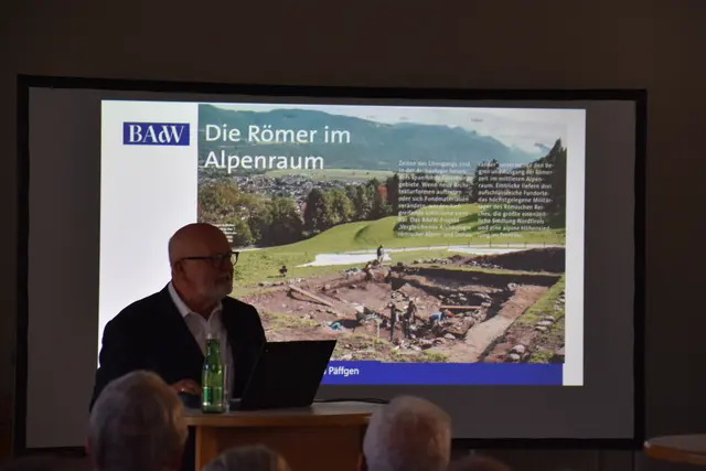 Bernd Päffgen, Professor für Vor- und Frühgeschichte sowie Vertreter der Bayerischen Akademie der Wissenschaften, freute sich, die Publikation zu den Ausgrabungen in Pfaffenhofen vorzustellen und dankte u.a. auch dem Pächter des betreffenden Grundstückes am Fuße der Burgruine Hörtenberg. | Foto: Georg Larcher / MeinBezirk