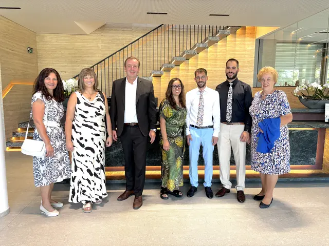 Die neue Generation von Stein Schwarz: Vizebürgermeisterin Cornelia Kedl-Oswald, Christine Schwarz, LAbg. Christian Drobits, Julia, Martin und Markus Schwarz mit Landtagspräsidentin a. D. Verena Dunst (von links).  | Foto: Elisabeth Kloiber/MeinBezirk