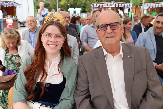 NÖ Weinkönigin Marie aus Schranawand mit Traiskirchens Ex-Ortschef Fritz Knotzer, vor 25 Jahren für die Stadterhebung zuständiger Landesrat. | Foto: Manfred Wlasak