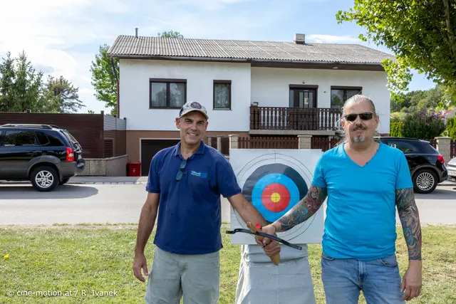 Vizebürgermeister Richard Blaha und GR Franz Baumann präsentieren ihre Station "Armbrustschießen" (vlnr). | Foto: cine-motion.at / R. Ivanek