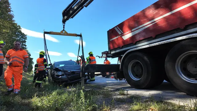 Einer der beiden Pkw wurde mit dem Feuerwehrkran von der Fahrbahn gehoben und gesichert abgestellt. | Foto: DOKU NÖ