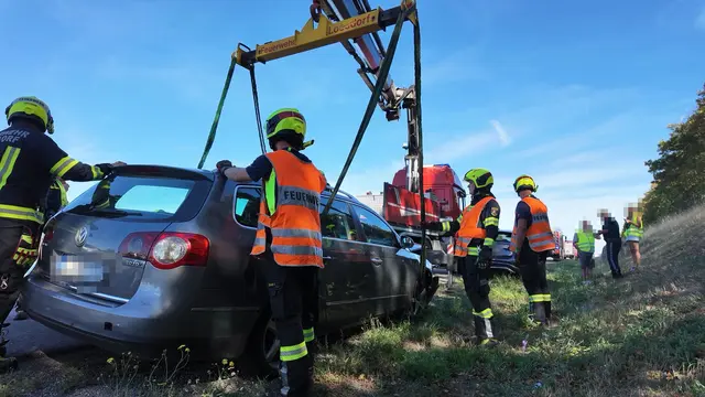 Das zweite Fahrzeug wurde von einem privaten Bergeunternehmen von der Autobahn entfernt. | Foto: DOKU NÖ