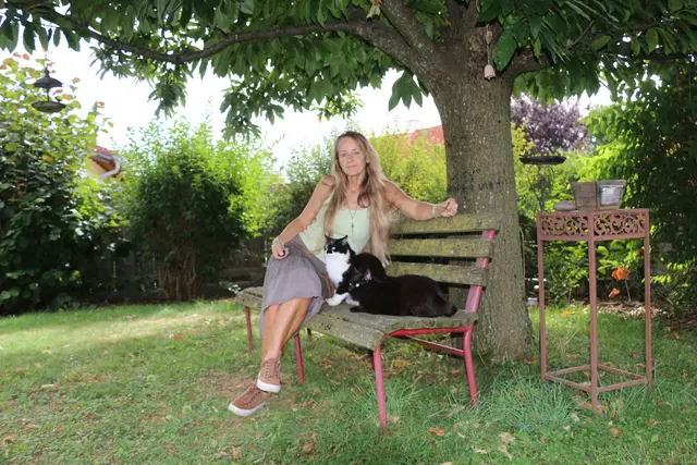 Auch Gina und Giulietta im Garten von Maria Martinelli kommen von den Weizer Katzenfreunden
