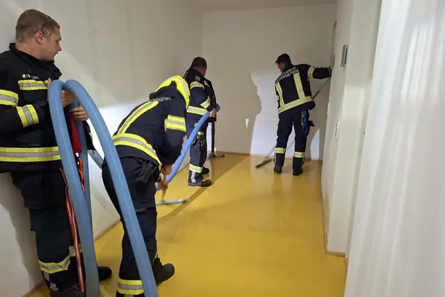 Eine Wohnung wurde vollständig unter Wasser gesetzt. | Foto: FF Waidhofen/Thaya