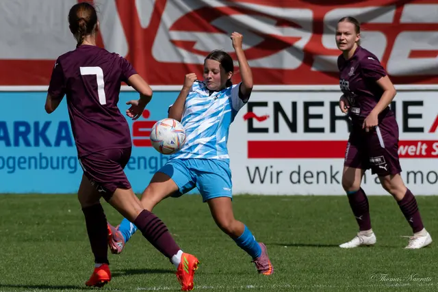 Die erst 14-jährige Emely Thoma (blau) zeigte bei ihrem Debüt im Frauenteam bereits eindrucksvoll ihr großes Potenzial und gilt als vielversprechende Spielerin für die Zukunft. | Foto: Thomas Navratil