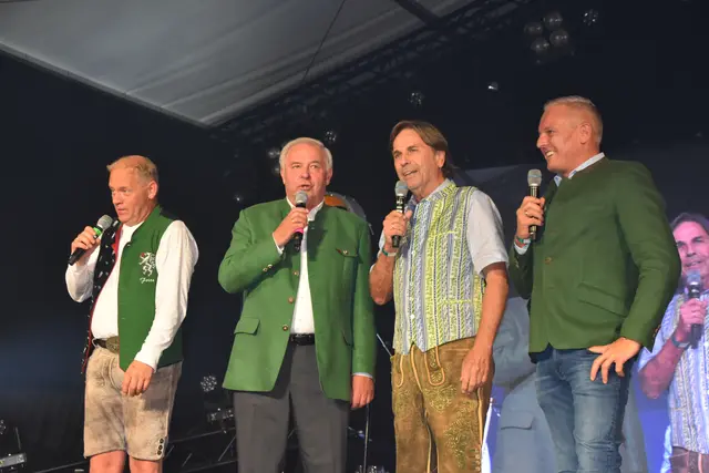 Der "Steirische Geburtstags-Viergsang": Fritz Kristoferitsch, Hermann Schützenhöfer, Franz Voves und Mario Kunasek brachten ein steirisches Volkslied auf die Bühne. | Foto: MeinBezirk/Michael Strini
