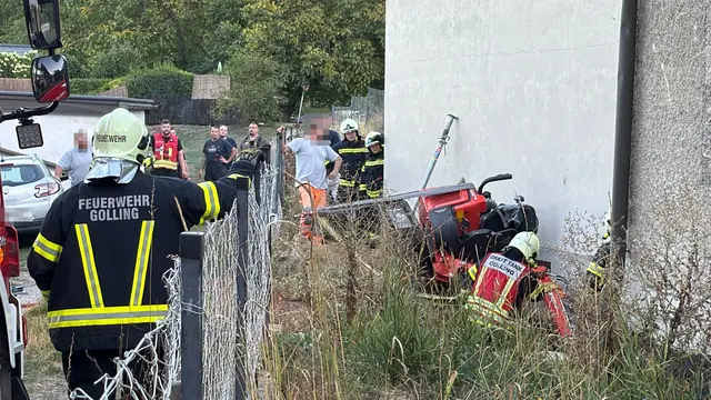 Aus bislang ungeklärter Ursache geriet ein Bagger während der Arbeiten in Schräglage und kippte schließlich auf die Seite. | Foto: DOKU NÖ