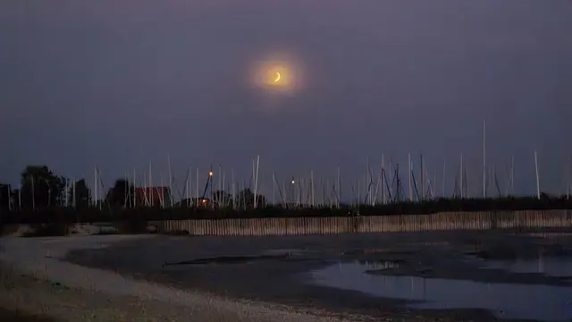 So sehen wir den Mond um 05:21 Uhr