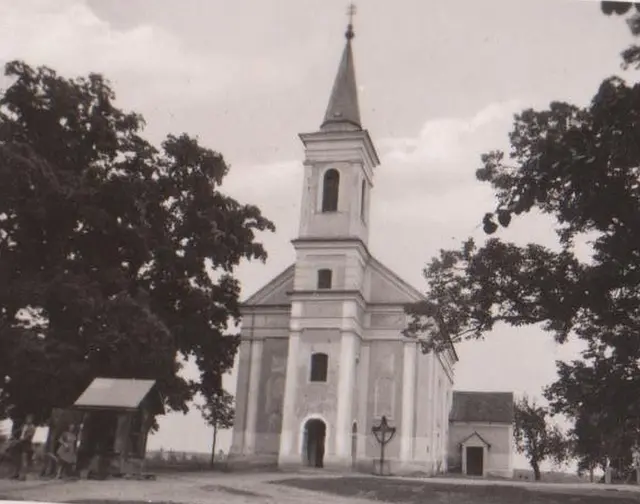 Neuberger Kirche mit Gemeindebrunnen | Foto: Karl Knor