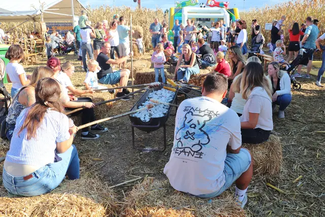 Das von der ÖVP Premstätten organisierte Woazln ist ein Fest für alle Generationen. Kinder, Jugendliche, aber auch Erwachsene genossen Woazbroten und Steckerlbrot | Foto: Edith Ertl