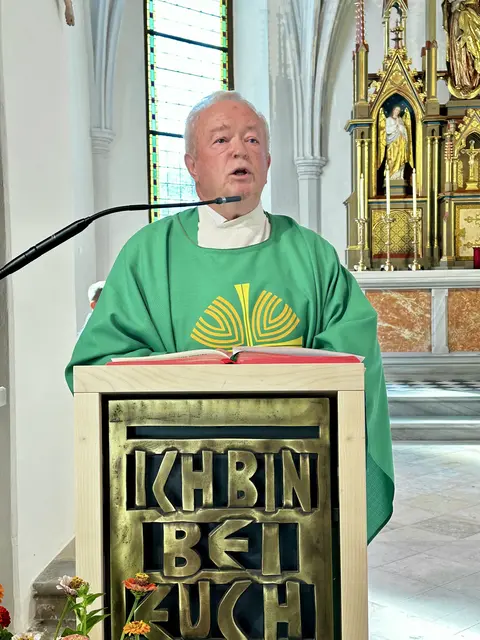 Pfarrer Peter hielt die Predigt