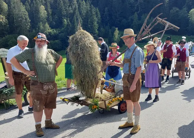 Die Siegergruppe mit einem Heu Hipfl und die Darsteller mit Heugabeln ausgestattet. | Foto: Anita Galler