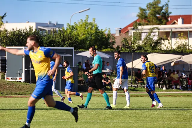 Schiedsrichter Kevin Dorfmayr war "man of the match". | Foto: Reischl