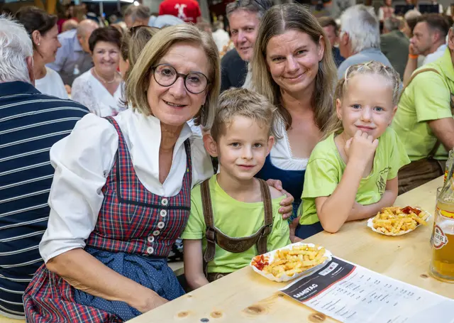 Landeshauptfrau Johanna Mikl-Leitner im Festzelt mit einer Familie. | Foto: NLK Khittl