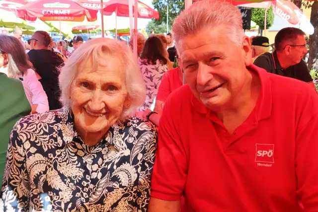 Margareta Tuller (96) im Gespräch mit Bgm. a.D. Willi Rohrer.  | Foto: Edith Ertl