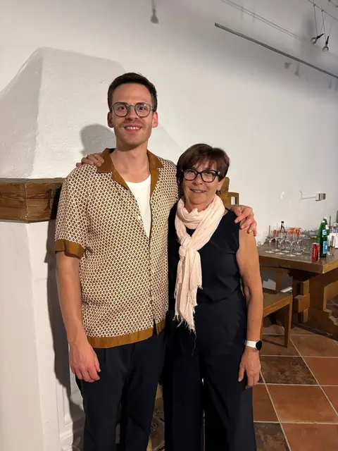 Vizebürgermeisterin Paula Uitz freute sich gemeinsam mit Kabarettist Martin Frank über die bis auf den letzten Platz ausverkaufte Burg Gars und einen rundum gelungenen Comedyabend. | Foto: Manuela Danzinger