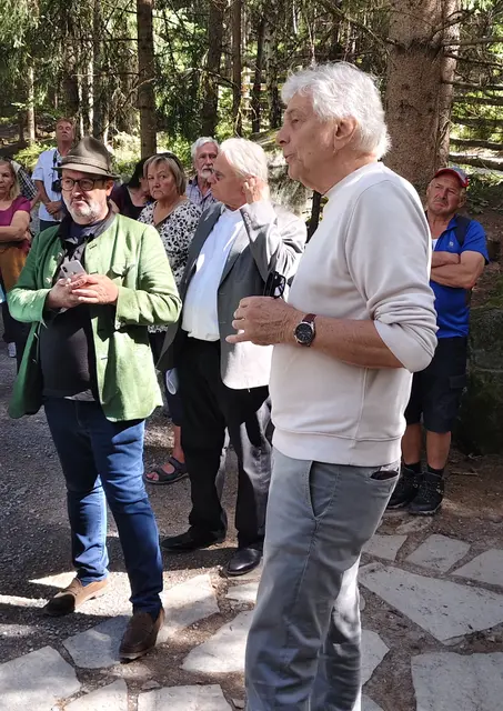 Archäologe Prof.Dr. Leitner Walter machte zu Beginn ein hochinformative Führung durch die Stationen des Ötzi-Dorfes. | Foto: Tatschl
