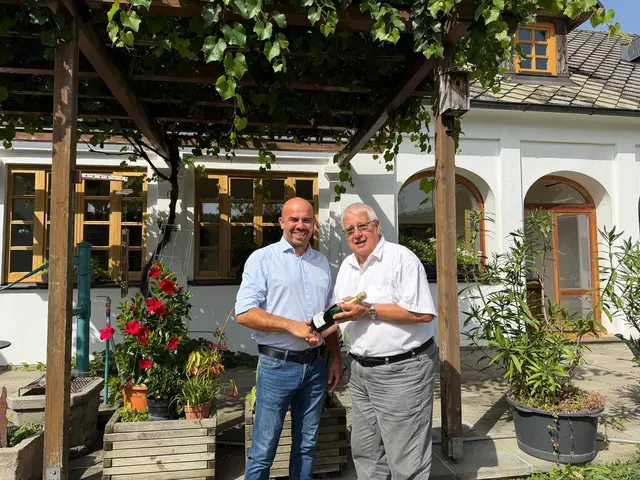 Bürgermeister Joachim Raser gratulierte Helmut Pechlaner zum 80. Geburtstag. | Foto: Gemeinde Markt Allhau