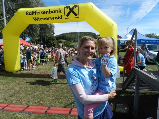 Vizebgm Christine Steinböck mit Tochter Josefine, die froh ist das ihre Mutter im Ziel ist. | Foto: Heribert Punz
