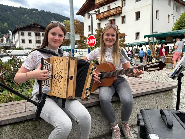 Musikalishce Talente am Axamer Monatsmarkt: Alina (re,) und Marie spielten zünftig auf. | Foto: Hassl