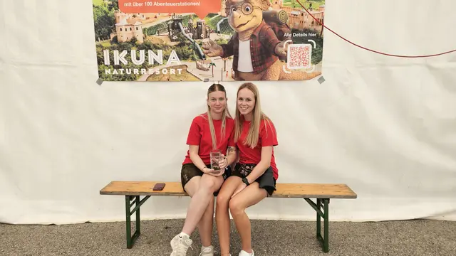 Best friends: Paula und Anna bedienen im Zelt.  | Foto: Elke Rott/zema-medien.de