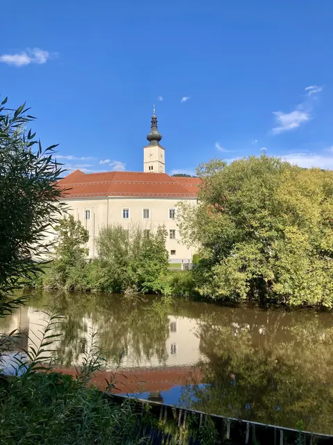 Vordergrund Gericht, 
dahinter die Markus ~ Kirche  | Foto: Bilder: Alle privat