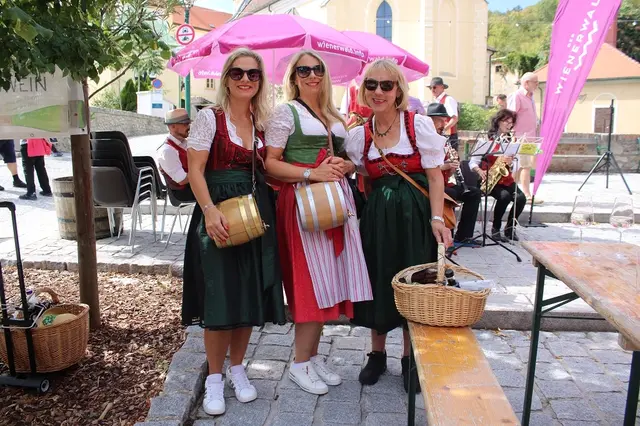 Martina, Alexandra und Isabella als Marketenderinnen durften nicht fehlen
 | Foto: mc
