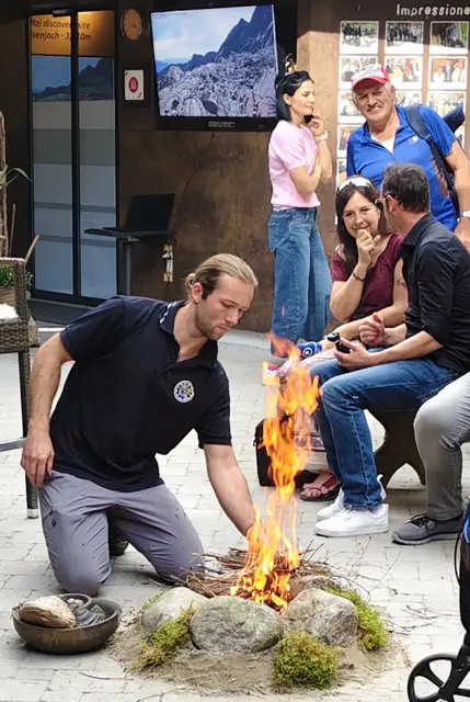 Angelo Pecnik von der Überlebensschule Tirol entfachte abschließend ein Feuer mit Feuersteinen, so wie Ötzi es gemacht hätte. | Foto: Tatschl