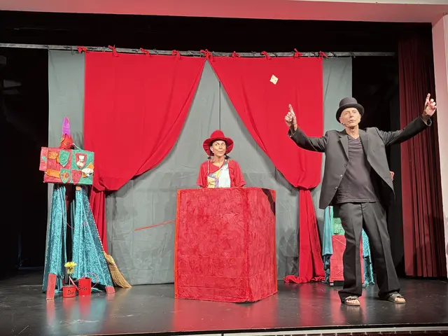Im Rahmen des Ferienpasses wurde zur kunterbunten Theatervorstellung mit dem Theater-Duo "Quasi-Quasar" in Fürstenfeld geladen. | Foto: Waltraud Wachmann