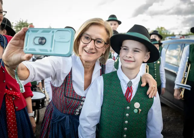 Landeshauptfrau Johanna Mikl-Leitner mit einem jungen Musikanten. | Foto: NLK Khittl