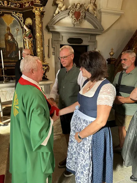 Der Ehesegen, den Pfarrer Peter jedem einzelnen Paar spendete