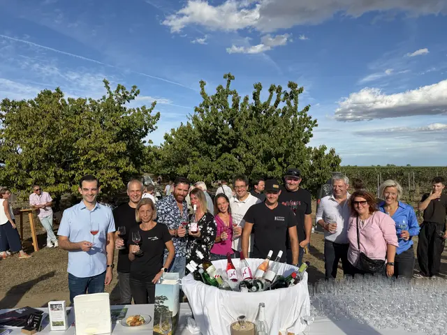 Bei strahlendem Sonnenschein präsentierten die 8 Winzerinnen und Winzer ihre feinsten Tropfen im traumhaften Ambiente des Lutzmannsburger Weingebirges. | Foto: Vanessa Wittmann