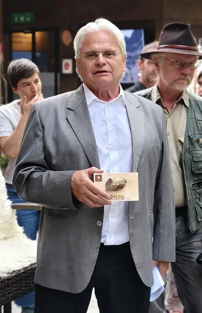 Zeitzeug:innen wurden mit einem Stein des Fundortes am Tisenjoch beschenkt (Im Bild: Dr. Günther Böhler Richter am Tiroler Landesgericht; „Akte Ötzi“) | Foto: Tatschl