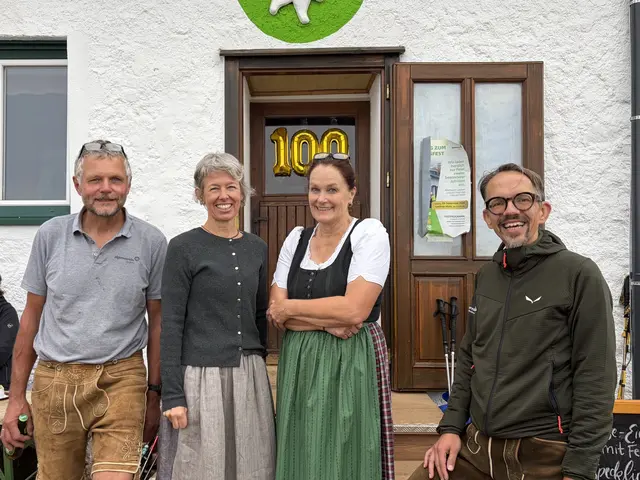 Der Alpenverein Leoben lebt stark vom Engagement seiner Mitglieder und die Leobner Hütte von der Leidenschaft seiner Hüttenpächter.
Im Bild: Hermann Leitner, Claudia Schagerl, Sabine Leitner und Helmut Bader (v.l.) | Foto: Elisabeth Egle
