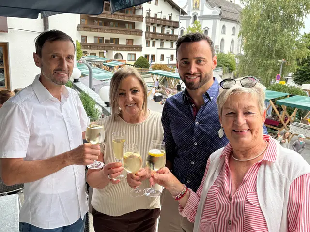 Ein Geburtstagsglasl mit Jubilarin Andrea Schabuss gönnten sich Bgm. Thomas Suitner, Vizebgm. Martha Salchner und Kulturreferent Hansjörg Markt | Foto: Hassl