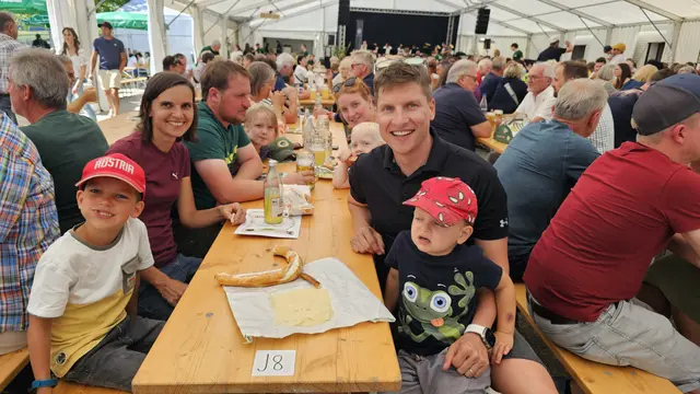 Familie Sageder mit ihren Buben Fin und Lucas im Bierzelt Kas essen | Foto: Elke Rott/zema-medien.de