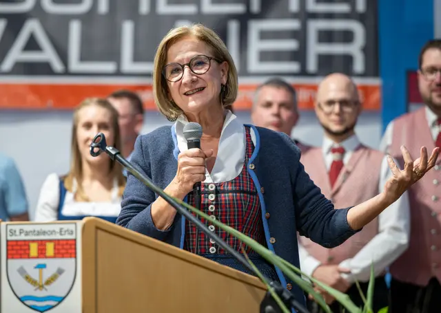 Landeshauptfrau Johanna Mikl-Leitner bei ihrer Festansprache in der Gemeinde St. Pantaleon-Erla. | Foto: NLK Khittl