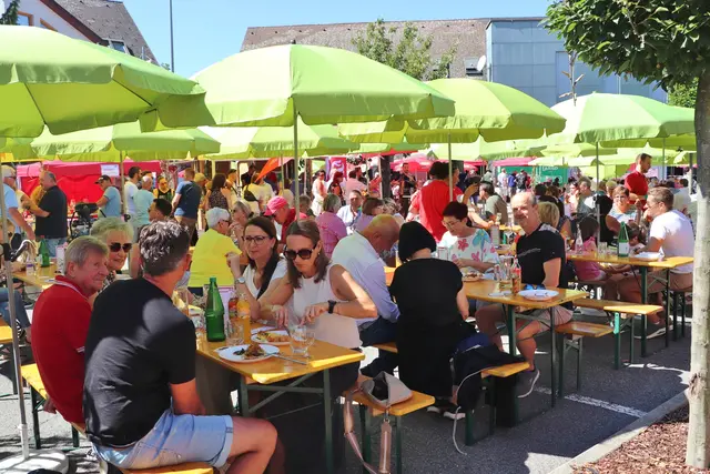 Beim Schmankerl-Genussfest war das Motto zusammenkommen und es sich gut gehen lassen. Das nutzten zahlreiche Gäste aus Werndorf und Umgebung bei Schwammerlsuppe der SPÖ Werndorf oder den Faschierten Leibchen vom LEO Kalsdorf.  | Foto: Edith Ertl