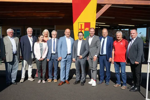 Obmann Klaus Paukovitsch (5.v.r.) konnte beim Jubiläumsfest zu 30 Jahre ESV Deutsch Minihof zahlreiche Ehrengäste willkommen heißen. | Foto: Elisabeth Kloiber/MeinBezirk