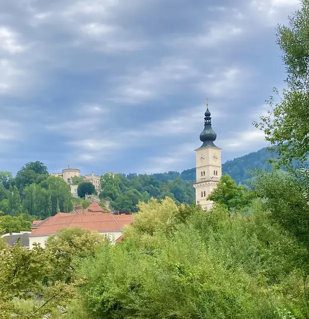 Hintergrund Schloss Wolfsberg 
Daneben die Markus Kirche 