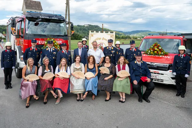 Am Bild u.a. Bgm. Christian Gamsler, BFK Ulrich Nemec und AFK Karl Mikl sowie die sieben Patinnen mit Maria Rulitz, Andrea Koschat, Nicole Scheriau, Melanie Steiner, Petra Waldhauser, Christina und Stephanie Mak | Foto: Dieter Arbeiter