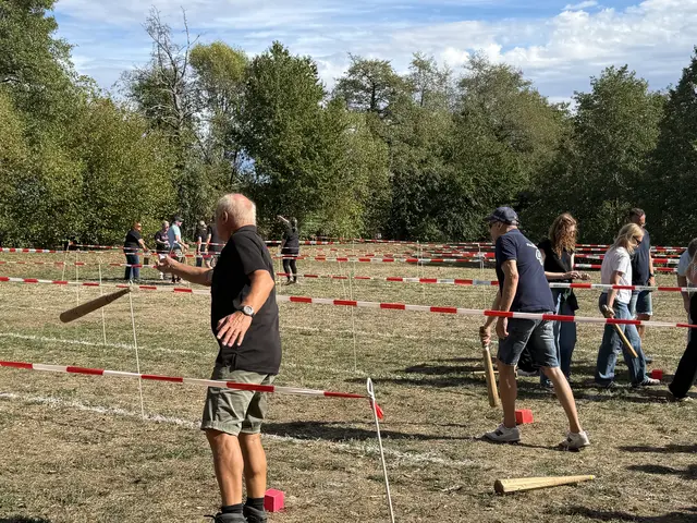 Mit teils selbstgefertigten Holzstöcken warfen die Sportbegeisterten um die Wette. | Foto: Vanessa Wittmann