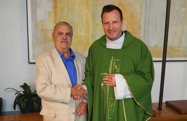 Willkommensgruß vom Pfargemeinderat Dr. Josef Pasteiner an den neuen Kuraten der Flugfelder Pfarrgemeinde St. Anton, MMag. Lic. Dariusz Waligora, MSc.