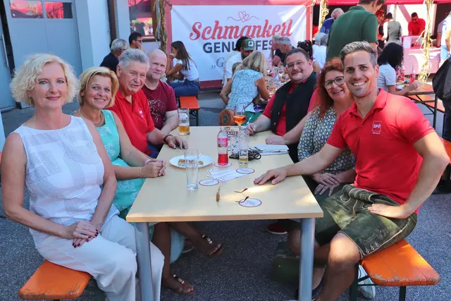 Bgm. Alexander Ernst feierte u.a. mit NAbg. Karin Greiner (li), Kalsdorfs Vzbgm. Sabine Jakubzig und GR Sandra Goldberg, Bgm. a.D. Willi Rohrer sowie Feldkirchens SP-Ortsparteivorsitzenden Rene Strohmeier.  | Foto: Edith Ertl