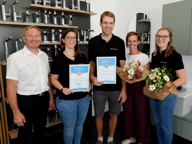 Zehn Jahre Berger, Wasser und Heizung, wurde mit einem Frühschoppen und einem gemütlichen Nachmittag in Waldhausen groß gefeiert. Mitarbeiterehrung: Christian Berger, Barbara Palmanshofer, Christoph Wimmer, Karin und Klara Berger.  | Foto: Robert Zinterhof