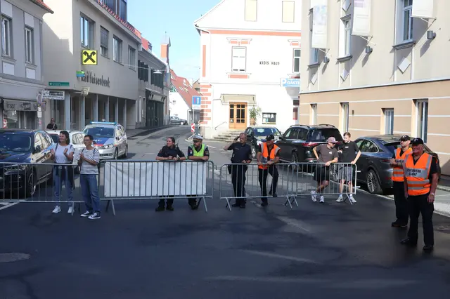 FF und Polizei beim Absperrdienst | Foto: Gerhard Langmann