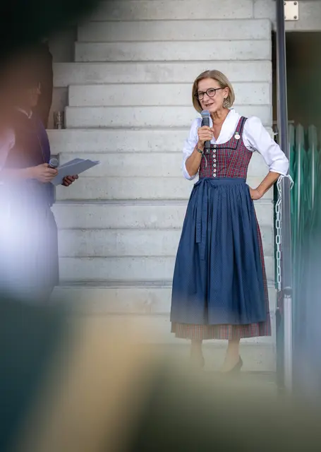 Landeshauptfrau Johanna Mikl-Leitner bei ihrer Festansprache am Fußballplatz in Mauer. | Foto: NLK Khittl