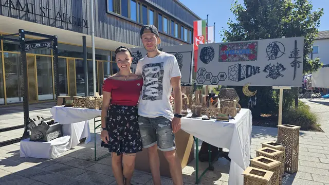 Janine mit ihrem Freund an ihrem eigenen Stand. Sie lasern Holz zu Kunstwerken. | Foto: Elke Rott/zema-medien.de