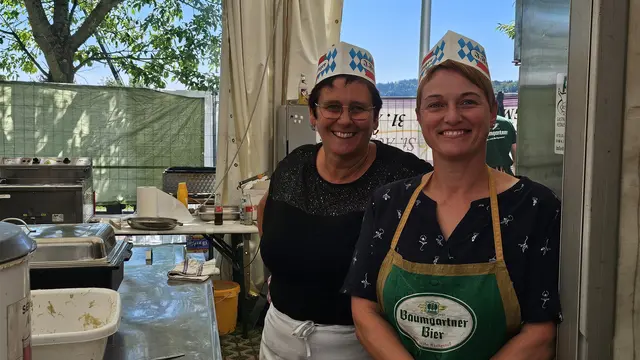 Simone und Monika sind als guten Feen in der Küche eingespannt. | Foto: Elke Rott/zema-medien.de